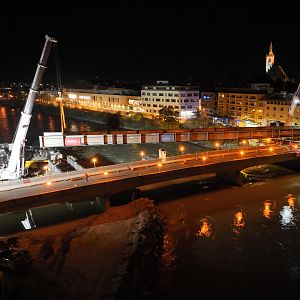 Steinbrücke Schwaz: Spektakulärer Einhub der Behelfsbrücke